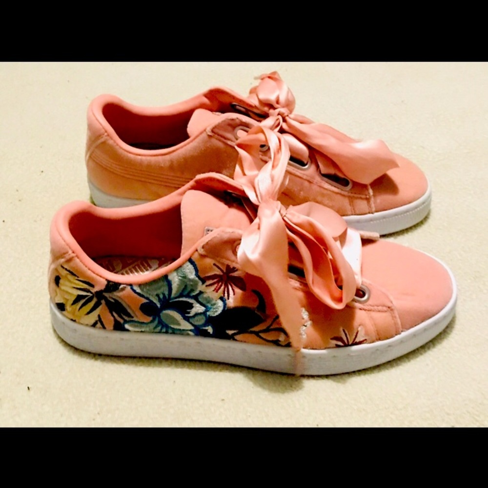 Women’s Puma with stitching and bows as laces!